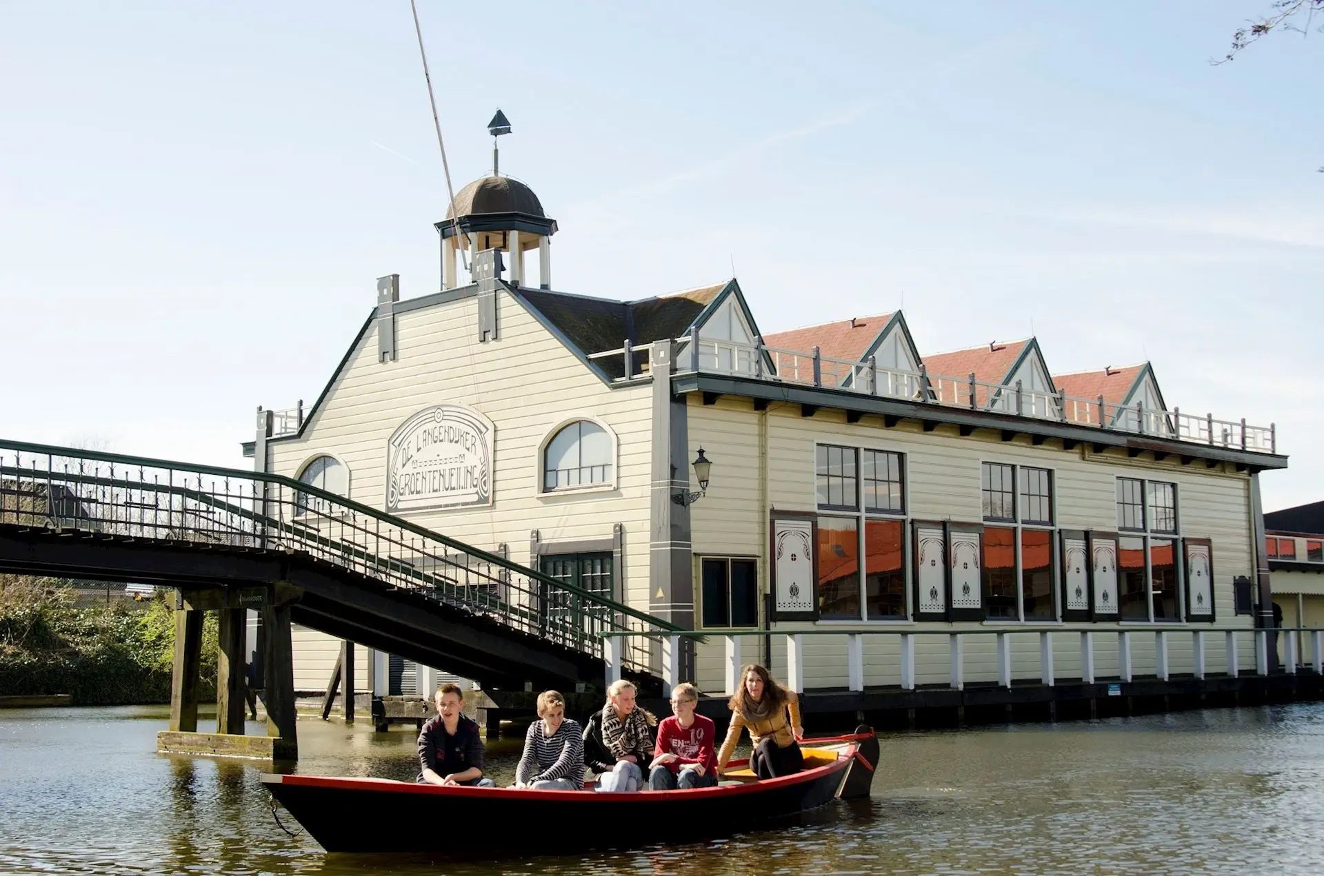 De Langedijker Groentenuiling in Broek op Langedijk, een karakteristiek houten veilinggebouw aan het water